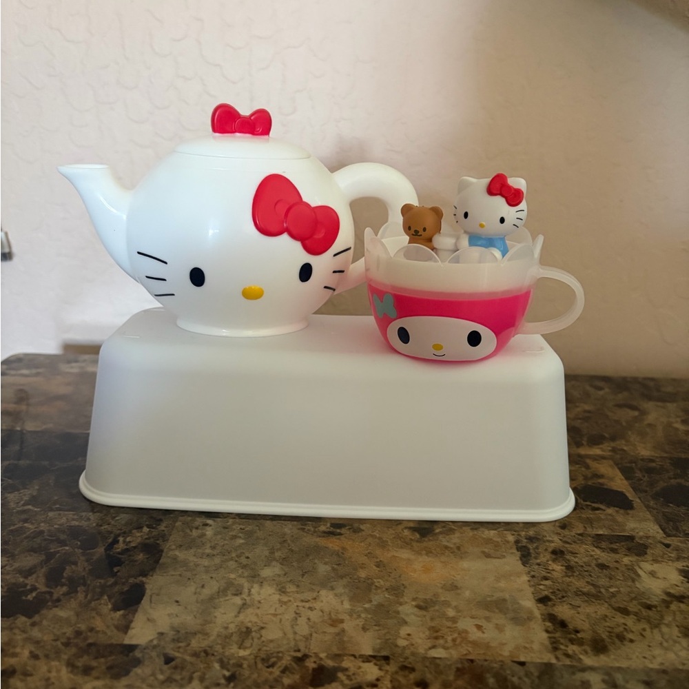 Sanrio Hello Kitty Pink and White Tea Party Set